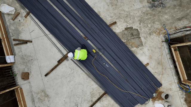 철근을 다루는 건설 노동자들