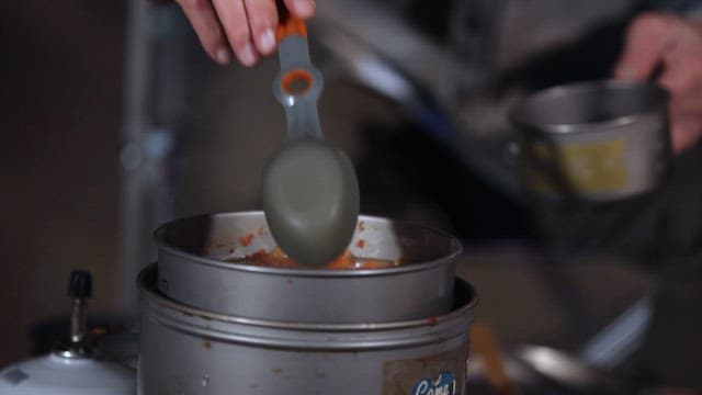 휴대용 캠핑 냄비에 끓여 먹는 매운탕