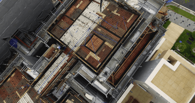 작업자와 장비가 있는 건설 현장