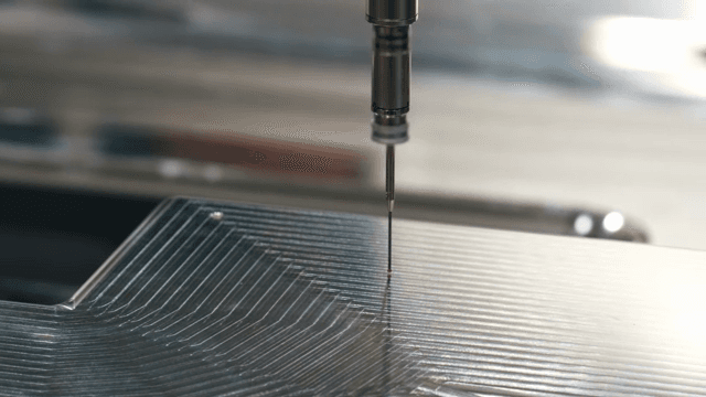 금속 표면 위에서 작동하는 기계