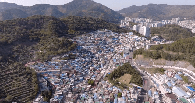 산과 함께한 다채로운 언덕 마을