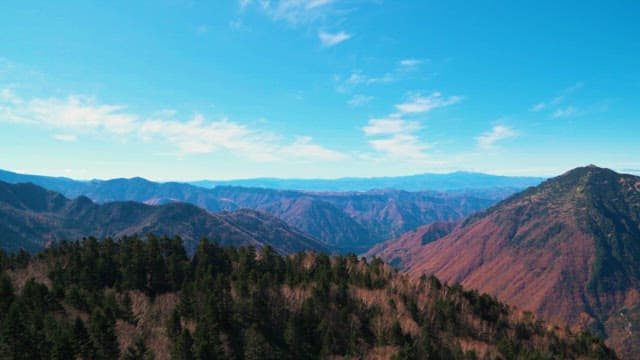 지형이 생생하게 드러난 웅장한 산맥