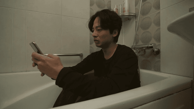 욕조에 앉아 눈물을 흘리는 남성
