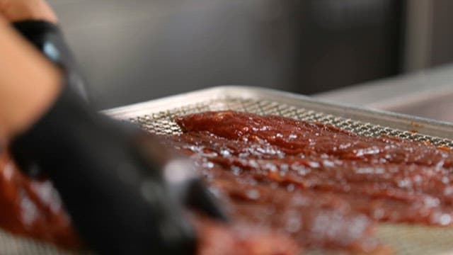 철판 위에 가지런히 놓이는 양념된 고기