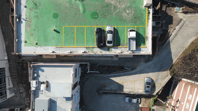 주차된 차들이 있는 옥상 주차장