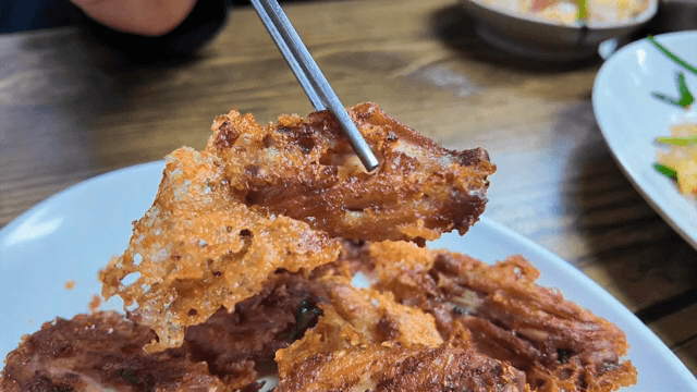 접시에 담긴 바삭한 치킨윙