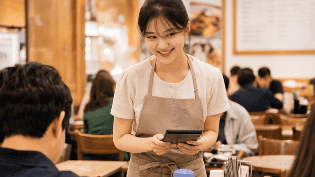 바쁜 식당에서 주문을 받는 종업원