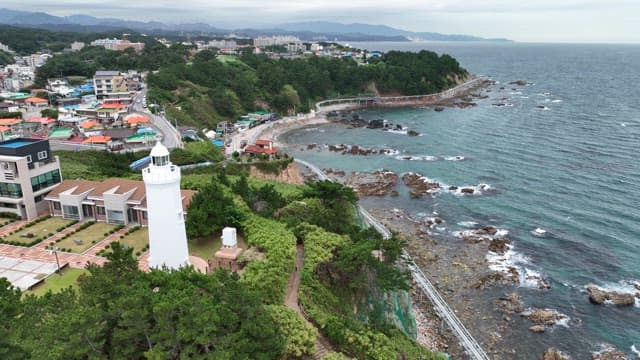 해안 전망의 고요한 바다 옆 하얀 등대