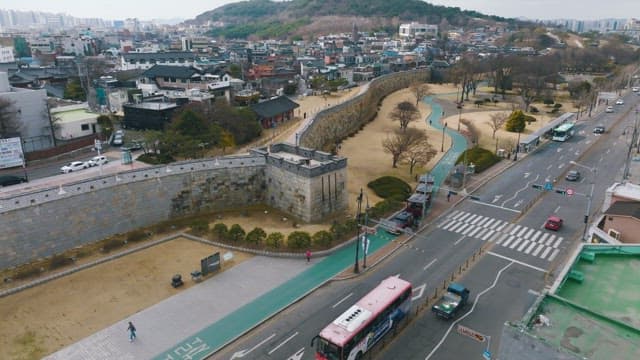 흐린 날 도시 가운데 있는 한국 전통 성곽