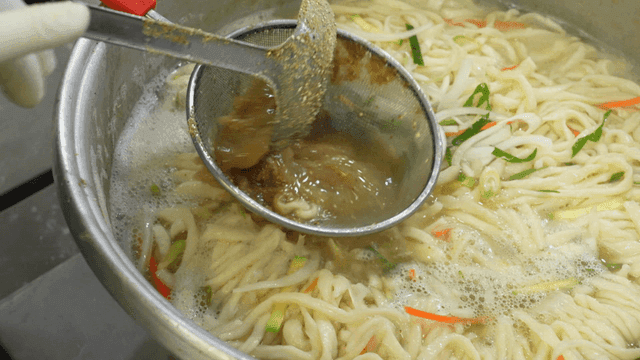 냄비에 들깨가루를 푸는 모습