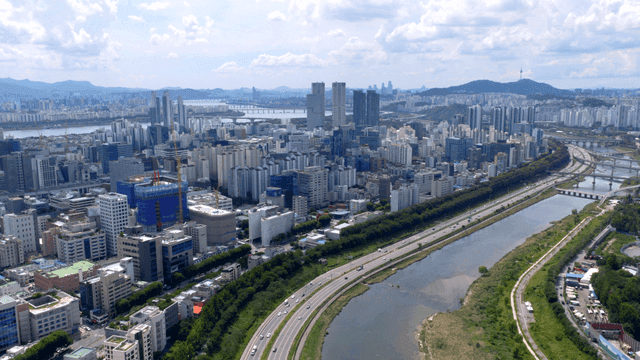 강이 있는 광활한 도시 풍경