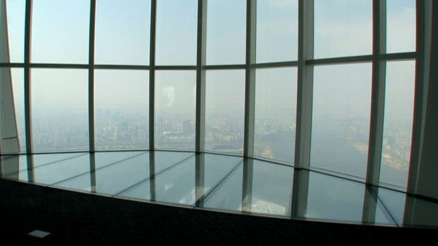 고층 건물 창문을 통해 내려다보는 도시 경관
