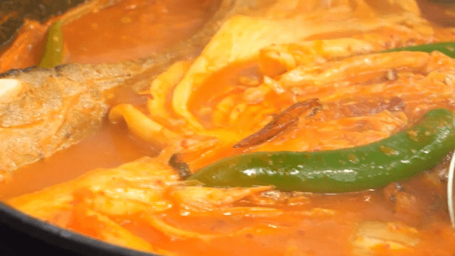 냄비에서 끓고 있는 통삼겹 김치찜