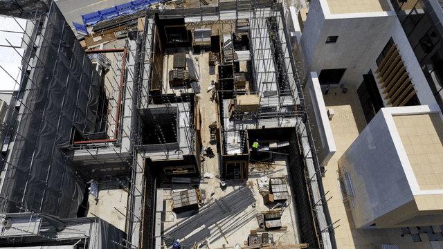 위에서 바라본 복합 구조의 건축 공사 현장