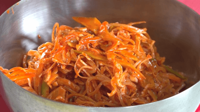 야채가 많은 쫄면에 올리는 계란