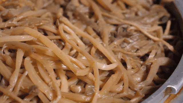 냄비에 담긴 삶은 한국 고구마 순