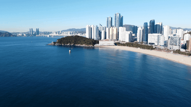 고층 건물과 해변이 있는 해안 도시