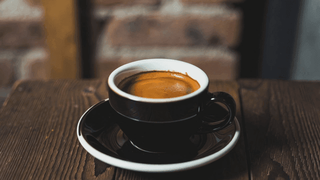 나무 테이블 위의 에스프레소 한 잔