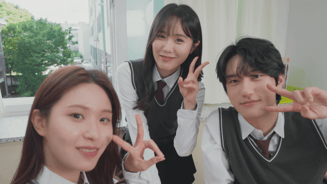 창가에서 행복하게 포즈를 취하는 학생들