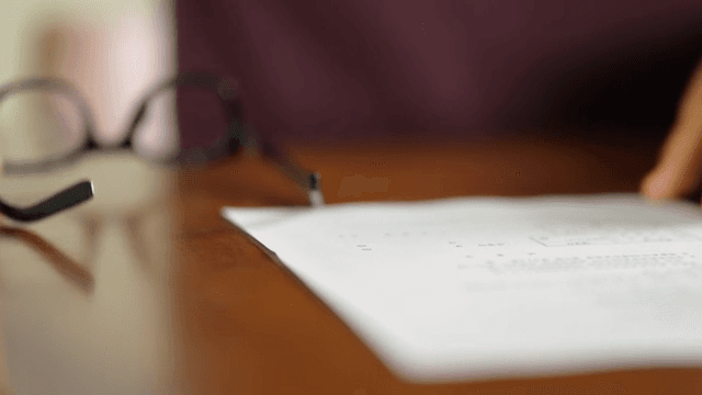 서류가 있는 책상 위에 내려놓은 안경