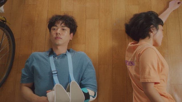 방바닥에 누워 대화하는 남자와 여자