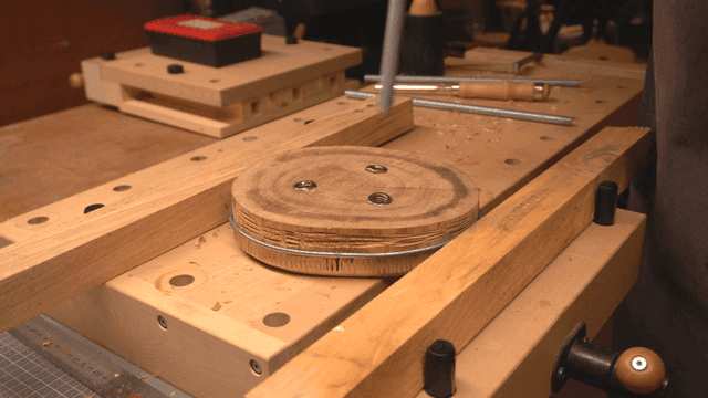 나무 도구를 사용한 목공 작업