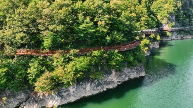 강변을 따라 이어진 경치 좋은 산책로