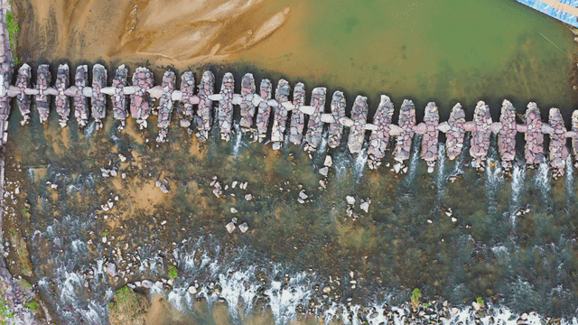 강 위의 돌다리 항공 뷰