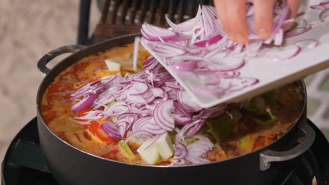 끓고 있는 찌개에 추가하는 양파