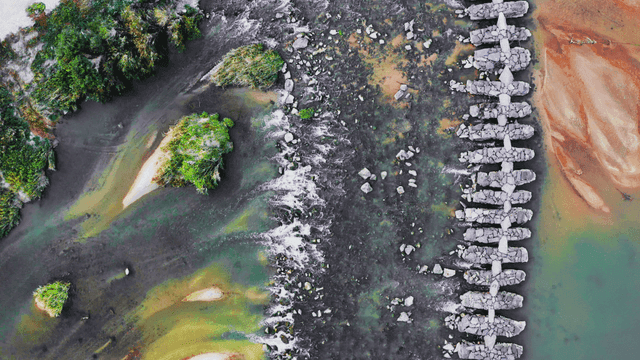 바위와 녹지가 있는 강의 항공 뷰