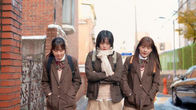 겨울에 거리를 걷는 학생들