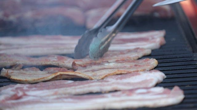 바비큐 그릴에서 삼겹살 굽기