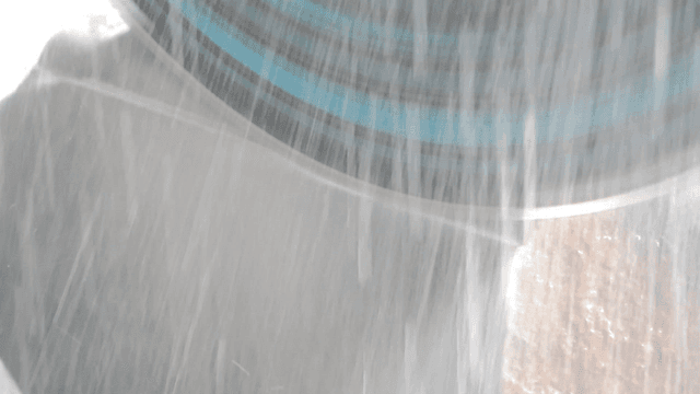 물 분사와 함께 섬세하게 돌을 자르는 공업용 톱