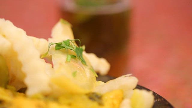 닭고기와 샤프란이 들어간 치킨 요리