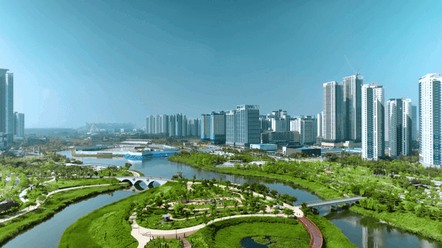 녹색 공원이 있는 현대적인 도시 풍경