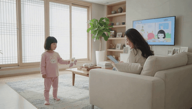 엄마에게 장난감을 보여주지만 무시받는 여자아이