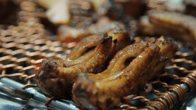 바비큐 그릴 위의 갈비