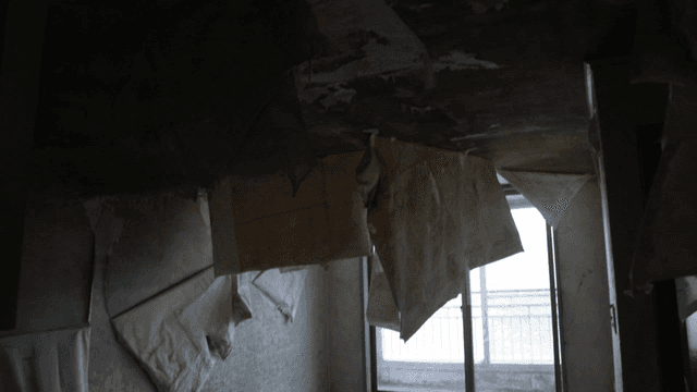 벽지가 벗겨진 버려진 방