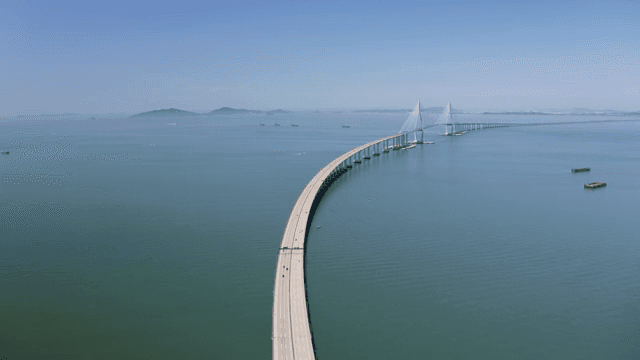 잔잔한 바다 위로 뻗은 긴 다리