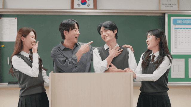 교실에서 웃고 있는 학생들과 선생님