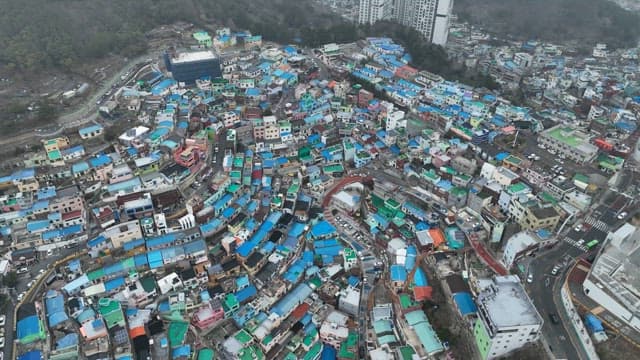 구불구불한 도로가 있는 다채로운 언덕 마을