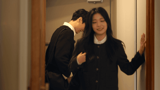 현관문에 같이 웃으면서 들어오는 다정한 커플