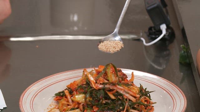 매콤하고 새콤한 톳 무침 위에 통깨 뿌리기