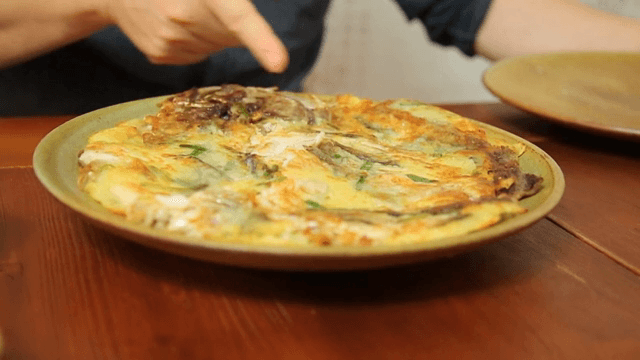 Person who checks the shape of the pan-fried battered pollack