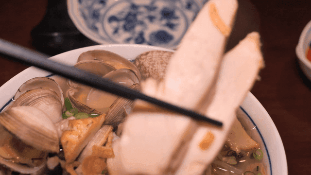Seafood nourishing rice noodles, chopsticks lifting chicken
