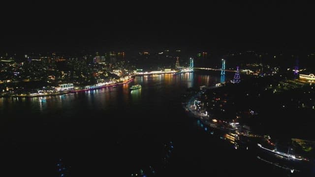 조명이 밝은 다리가 보이는 활기찬 도시 풍경