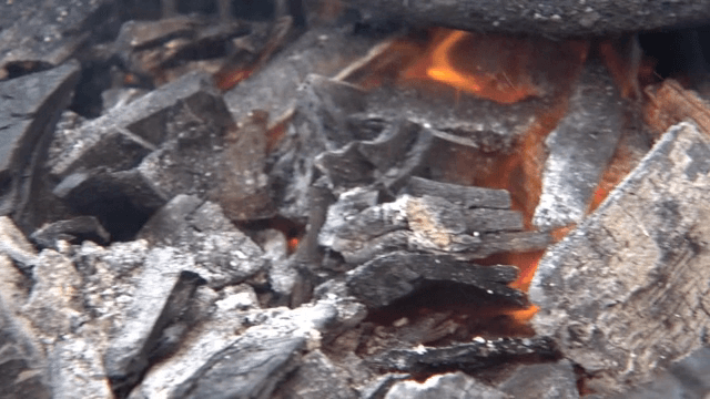 타오르는 숯과 빛나는 불씨