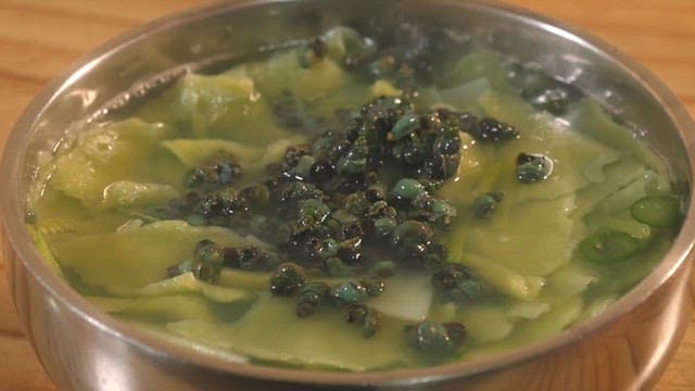 김이 모락모락 나는 다슬기 수제비