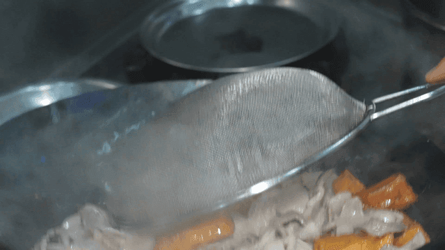 Dish of removing fried meat and vegetables from pan
