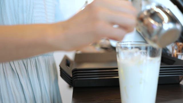 우유에 에스프레소를 넣어 카페라떼 완성하기